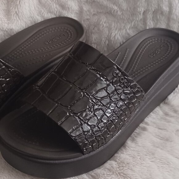 Crocs Brooklyn Platform Slides - Picture 8 of 8